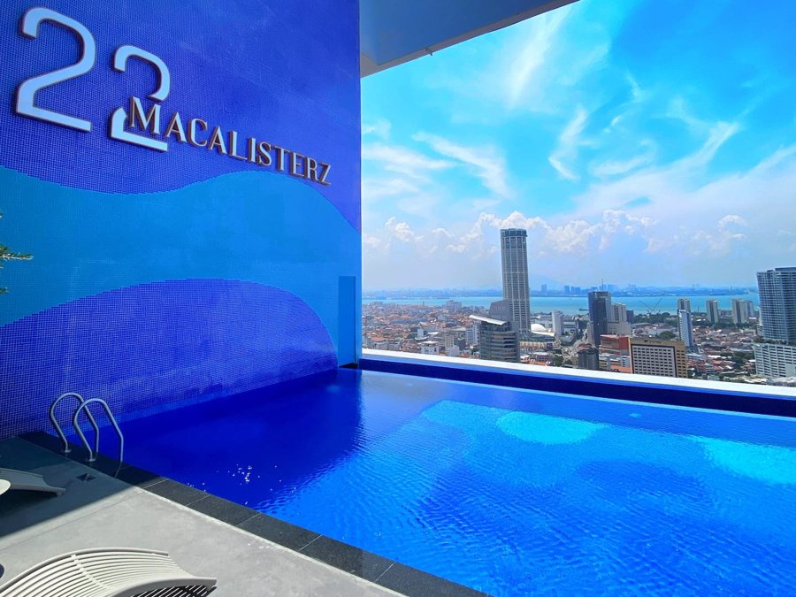 Rooftop infinity pool at 22 Macalisterz with KOMTAR and sea view